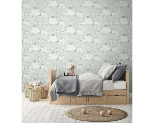 Detská izba s tapetou so vzorom lesných zvierat, posteľou a košmi