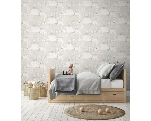 Detská izba s drevenou posteľou, hračkami a tapetou s motívom lesných zvierat