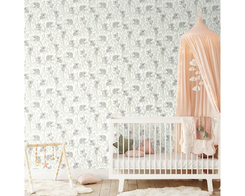 Detská izba s tapetou s koalami, detskou postieľkou a hrazdičkou