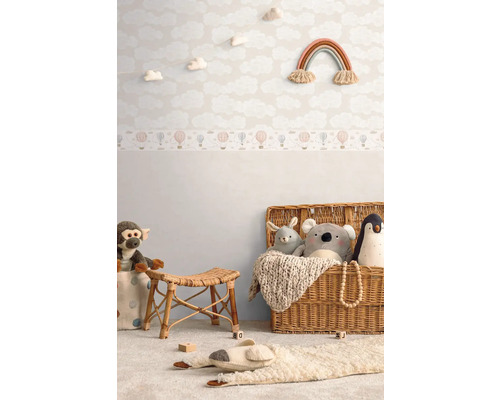 Detská izba s tapetou s motívom oblakov, hračkami a prúteným košom