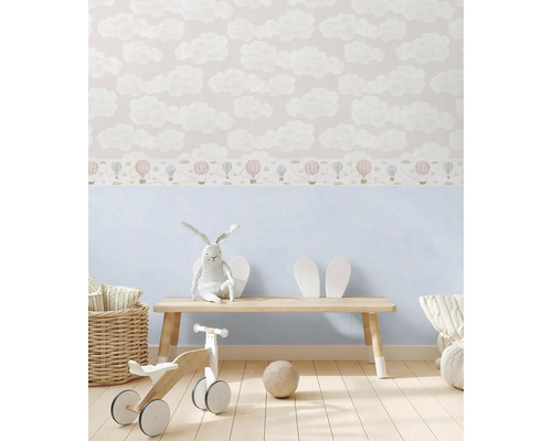 Detská izba s tapetou so vzorom oblakov a balónov, drevená lavica, plyšový zajac a drevené hračky