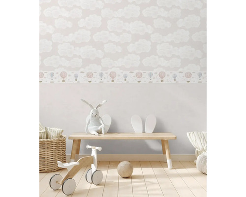 Detská izba s tapetou s motívom oblakov a hračkami