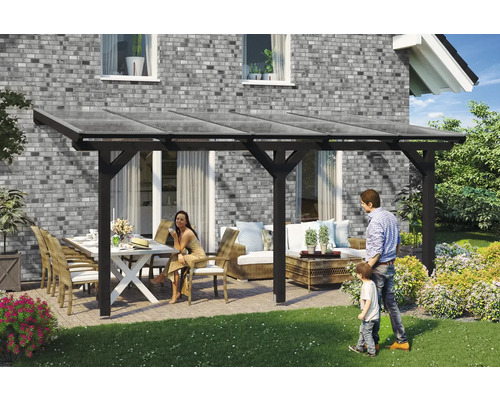 Zastrešenie terasy SKAN HOLZ Andria 541 x 300 cm, antracitové lamelové drevo Zastrešená terasa so záhradným nábytkom a rodinou v záhrade.