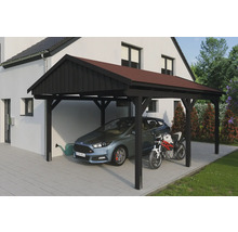 Prístrešok pre auto s automobilom a motocyklom pred obytným domom
