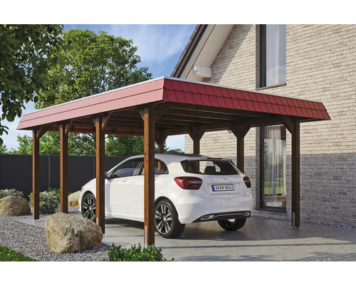 Drevený carport s taškovou strechou a autom