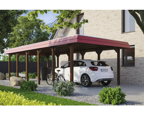 Drevený prístrešok pre auto s červenou strechou vedľa domu s bielym autom pod ním