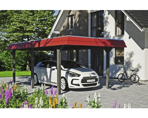 Prístrešok pre auto s autom pred domom