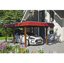 Drevený prístrešok pre auto s červenou strechou vedľa domu s autom a bicyklom