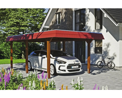 Drevený prístrešok pre auto s červenou strechou vedľa domu s autom a bicyklom