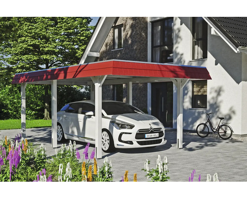 Prístrešok pre auto s červenou strechou a bielym rámom pred obytným domom s autom a bicyklom