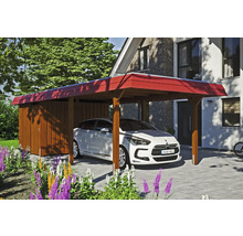 Drevený prístrešok pre auto s úložným priestorom a zaparkovaným autom pred domom.