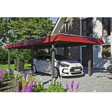 Moderný drevený prístrešok pre auto s červenou strechou a zaparkovaným autom pred ním.