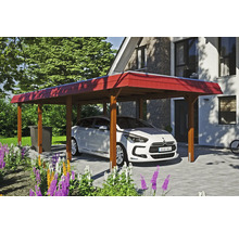 Drevený prístrešok pre auto s parkujúcim autom na dláždenej príjazdovej ceste