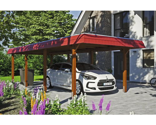 Drevený prístrešok pre auto s parkujúcim autom na dláždenej príjazdovej ceste