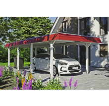 Biele auto pod prístreškom pre auto pred domom so záhradou
