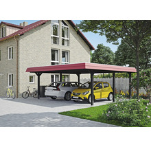 Drevený prístrešok pre auto s dvoma zaparkovanými autami pred domom