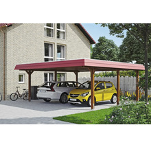 Drevený prístrešok pre auto s dvoma zaparkovanými autami pred domom