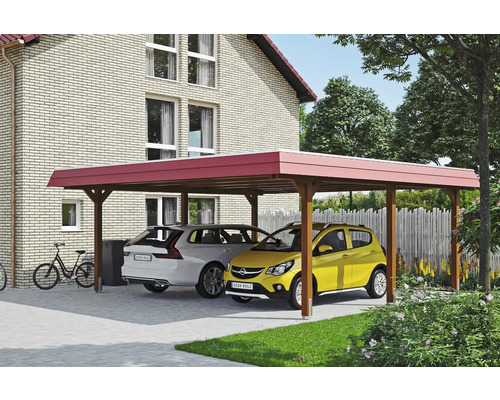 Drevený prístrešok pre auto s dvoma zaparkovanými autami pred domom