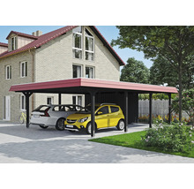 Dvojitý drevený prístrešok pre auto s dvoma autami pred domom