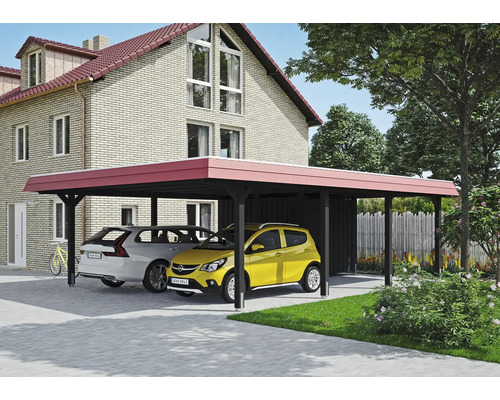 Dvojitý drevený prístrešok pre auto s dvoma autami pred domom
