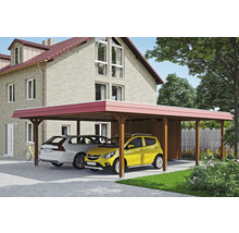 Drevený dvojitý prístrešok pre autá s dvoma parkujúcimi autami pred domom