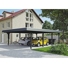Dvojitý kovový prístrešok pre auto s dvoma parkujúcimi autami pred domom