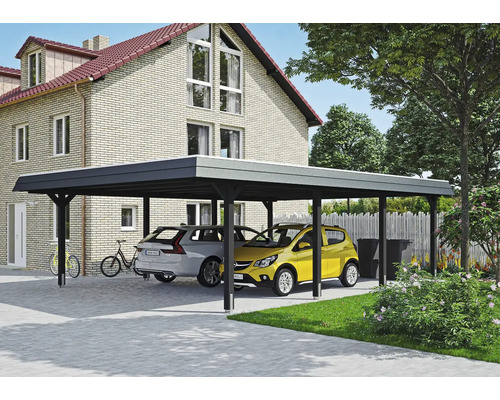 Dvojitý kovový prístrešok pre auto s dvoma parkujúcimi autami pred domom