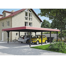Dvojitý drevený prístrešok pre auto s dvoma zaparkovanými autami pred domom.