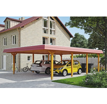 Drevený prístrešok pre auto s dvoma zaparkovanými autami pred obytným domom.