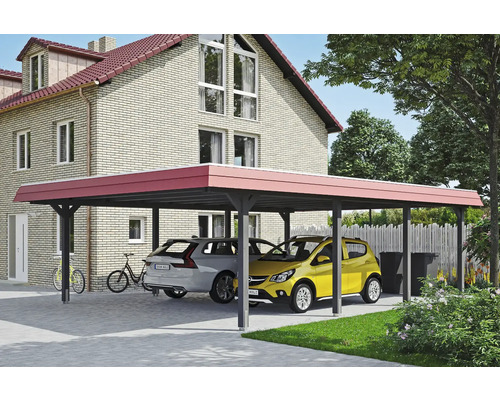 Prístrešok pre auto s dvoma zaparkovanými autami pred domom