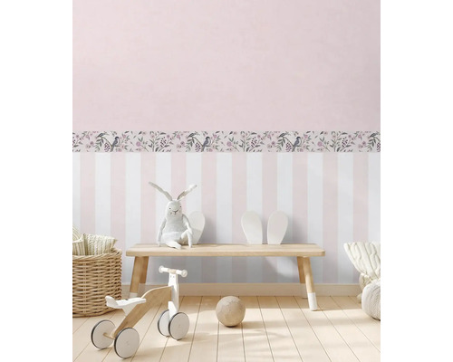 Dekoratívna detská izba s pruhovanou tapetou a bordúrou s motívom vtákov a kvetov