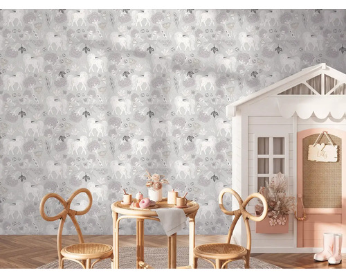 Detská izba so vzorovanou tapetou, herným domčekom a posedením