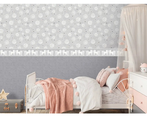 Detská izba s posteľou, nočným stolíkom a tapetou s motívom ruží a bordúrou s jednorožcami