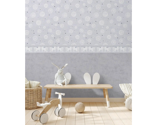 Detská izba s tapetou, hračkami a drevenou podlahou