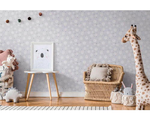 Detská izba s tapetou, ratanovým kreslom a hračkami