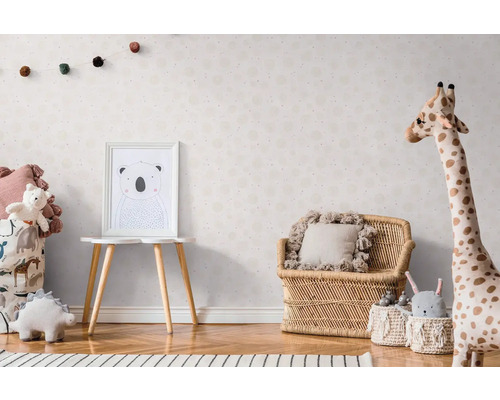 Detská izba s nábytkom a dekoráciami v škandinávskom štýle, vrátane obrázku, sedenia a hračiek.