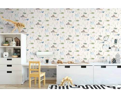 Detská izba s tapetou s dinosaurami, písacím stolom a bielym nábytkom