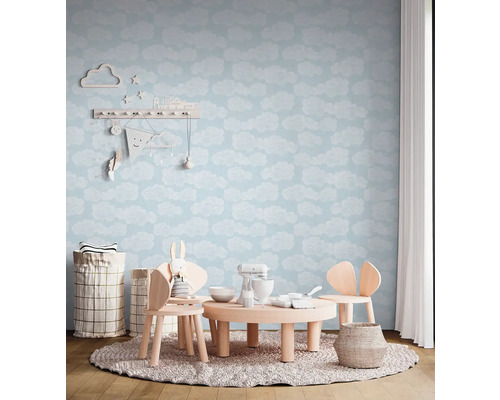 Detská izba s tapetou s motívom oblakov, detským stolom a stoličkami