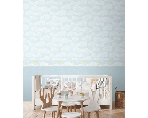 Detská izba s tapetou s motívom oblakov a detským nábytkom