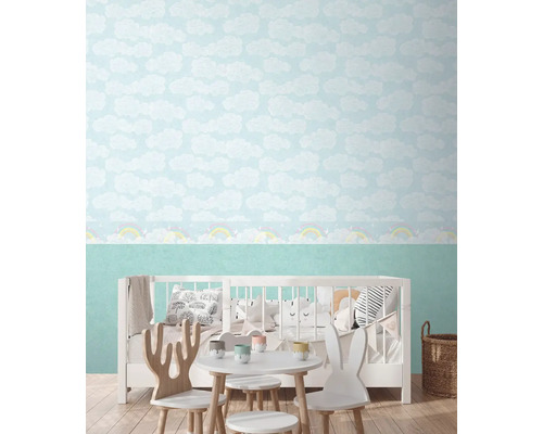 Detská izba s tapetou s motívom oblakov a detským nábytkom