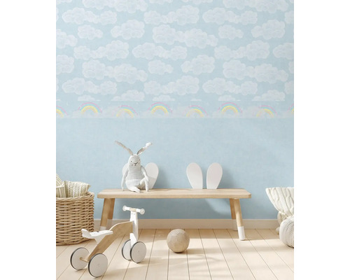 Detská izba s tapetou s oblakmi a dúhou, drevenou lavičkou a hračkami