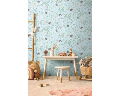 Detská izba so stolom, stoličkou a tapetou s kvetinovým vzorom