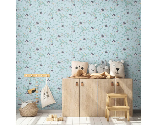 Detská izba s tapetou so vzorom, drevenou komodou a dekoratívnymi predmetmi
