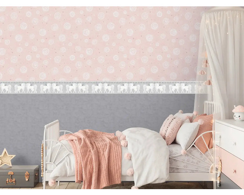 Detská izba s posteľou, nočným stolíkom a ružovou tapetou s bielymi vzormi