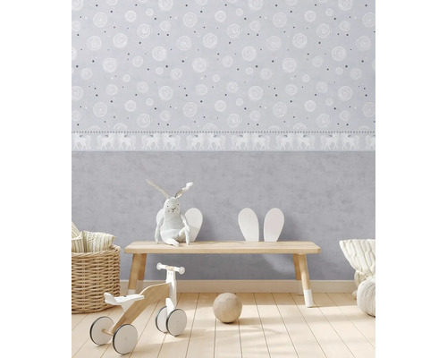 Detská izba s tapetami, drevenými lavicami a hračkami