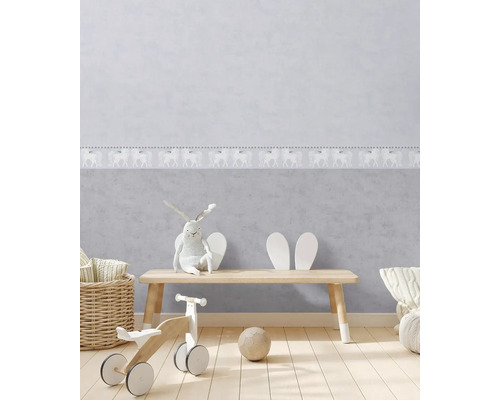 Svetlá detská izba s bordúrou na stene, drevenou lavicou a hračkami