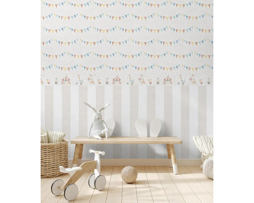 Detská izba s tapetou s motívom cirkusu, drevenou lavicou a hračkami