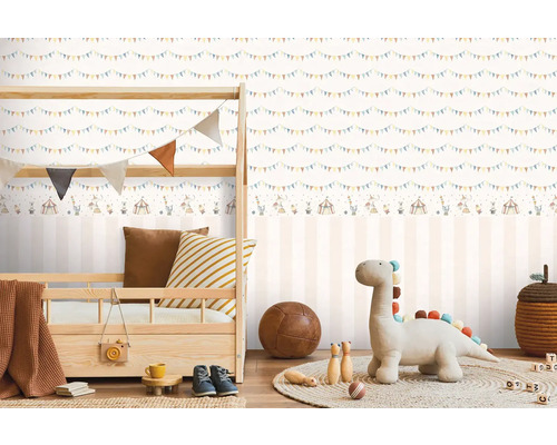 Detská izba s posteľou a tapetou s cirkusovými motívmi