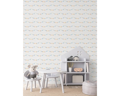 Detská izba s tapetou so vzorom girlandy, stôl, stolička a regál v tvare domu