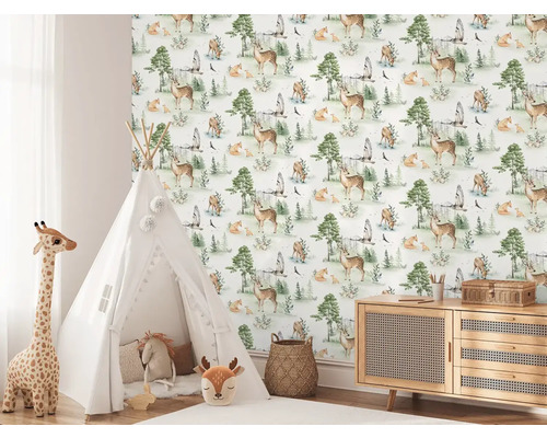 Detská izba s teepee stanom a tapetou s motívom zvierat.